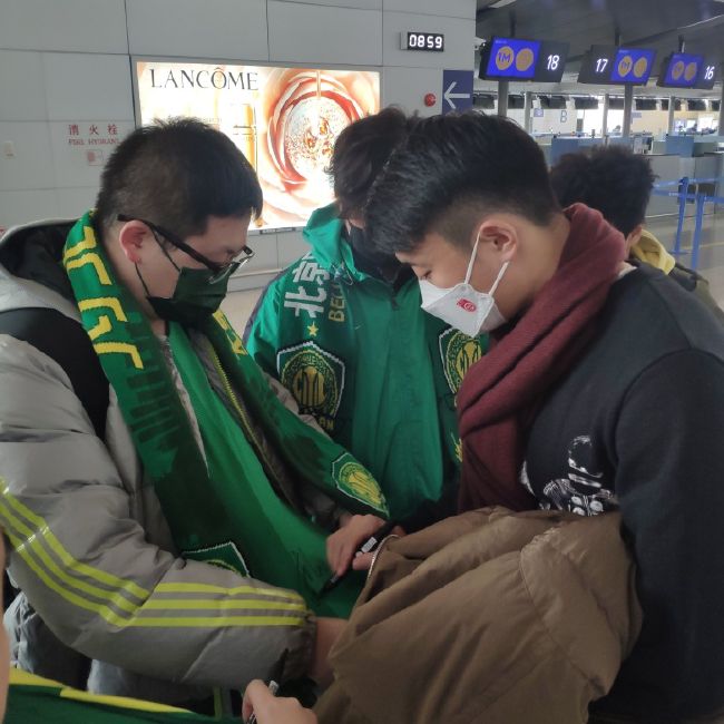 只不外那时的反派BOSS占据的是年夜厦、飞机、小岛现在时期在前进，《后天》、《2012》都扑灭了世界，《阿凡达》、《复仇者同盟》都打到了外太空，是以高帅富蝙蝠侠的敌手影武者同盟，为了进行复仇，为了复杂野心，为了弄无当局主义粉碎，年夜肆动用人力、物力、智力、武力，强势并吞城市，焉有变态？但这么拍，全球不雅众感觉过瘾。